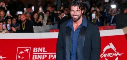 Can Yaman: «Ho perso mia nonna da qualche settimana, non potrà vedere Sandokan. Da piccolo la scuola italiana, sognavo di diventare avvocato»