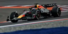 Verstappen conquista la vittoria a Losail grazie al clamoroso regalo della McLaren, seconda con Piastri e quinta con Norris