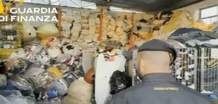 Ercolano, 65 tonnellate di rifiuti: sequestrata fabbrica abusiva per riutilizzare abiti usati