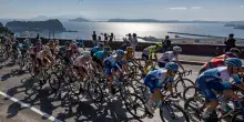 Ciclismo, torna il Giro d?Italia a Napoli: l?area flegrea si tinge di rosa e celebra l?America?s Cup