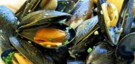 Rimini, scivola sul sugo delle cozze e si procura una cicatrice sul mento: ristorante condannato a pagare 15mila euro