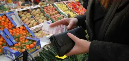 Trova una busta con 3.250 euro al supermercato e la restituisce al proprietario: la gratitudine del pensionato 89enne