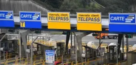 Autostrada, pedaggi rimborsati per i ritardi a causa del traffico e dei cantieri: ecco gli importi e come chiederli dal 2026