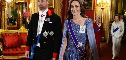 Kate Middleton, glamour reale: la tiara vittoriana da 7 milioni e l'abito azzurro da sogno in onore del presidente tedesco