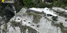 Ischia, grotte e cunicoli nel tufo: sequestrato resort di lusso