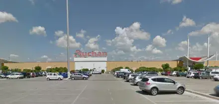 Sequestrata da tre uomini nel parcheggio del centro commerciale e stuprata in una stradina di campagna: «Vieni con noi o ti uccidiamo»