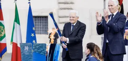 Olimpiadi, Mattarella accende la torcia olimpica: «Ora tregua, si fermino aggressioni e barbarie»