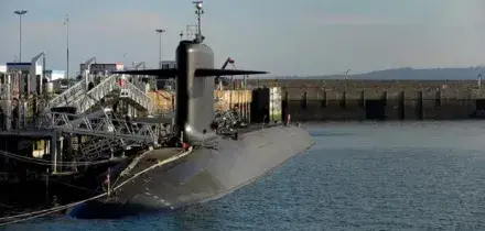 Francia, 5 droni sorvolano la base dei sottomarini nucleari: l'artiglieria spara diversi colpi e li abbatte