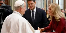 Leone XIV scherza con Michael Bublè: «Mi raccomando domani cantate tutti bene al concerto per 3000 poveri in Vaticano»