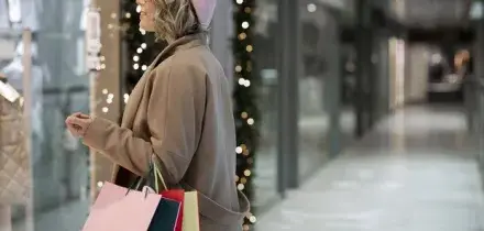 Tredicesime più ricche, dove vanno i soldi: Imu, Tasi e bollo auto. Solo un euro su 5 per i regali di Natale, ma è il dato più alto dopo il Covid