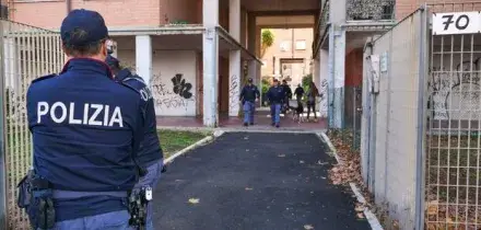 Uccide la nonna a martellate in casa a Ostia, fermato il nipote 30enne: bloccato a una fermata della metro