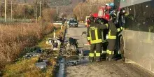 Incidente frontale tra auto e bus pieno di studenti per un sorpasso, un morto e diversi feriti