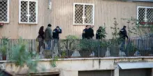 Roma, 16enne trovata morta nel cortile del condominio: la caduta dal balcone e l'allarme dei vicini