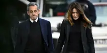 Sarkozy, il racconto dei venti giorni in carcere: le visite di Carla Bruni, le baguette &laquo;mollicce&raquo; e il rumore costante