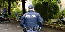Strattona e afferra una bimba di 3 anni, poi la bacia in bocca e sul viso: arrestato un senzatetto 35enne