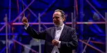 Riccardo Chailly in osservazione in ospedale dopo il malore alla Scala. La moglie: «Valori buoni»