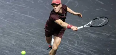 Jannik Sinner in campo a Dubai con l'ex numero uno al mondo Simona Halep