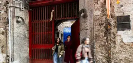 Napoli, spari tra i vicoli di notte: studentessa ferita in casa