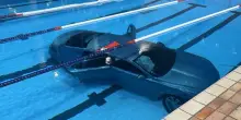 Mamma in auto con la figlia di 5 anni sbaglia manovra e finisce nella piscina comunale