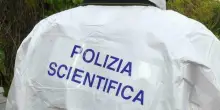 Ferita da un proiettile all'addome, grave una 45enne: il colpo partito durante la pulizia della pistola in casa con altre persone