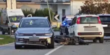 Rimini, ragazza di 18 anni muore in scooter mentre va a scuola: travolta da un'auto. Grave l'amica che era con lei