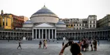 Napoli, uomo suicida in piazza del Plebiscito