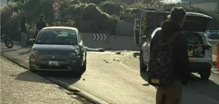 Incidente stradale a Pozzuoli, morto un 16enne mentre va a scuola con lo scooter: grave l'amico 17enne