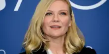 Kirsten Dunst: &laquo;Tutti si chiedini perch&eacute; stia con un cattivo come Todd di Breaking Bad. A 11 anni Tom Cruise mise un albero di Natale nel mio camerino&raquo;