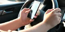 Giovani alla guida, il 50% degli under 24 usa lo smartphone: uno su cinque al volante sotto effetto d'alcol. I dati dell'Osservatorio
