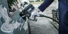 Auto a benzina, niente stop dal 2035 e apertura alle plug-in. Cosa cambia con la decisione Ue