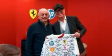 Carlo Vanzini e il tumore, la Ferrari gli fa una sorpresa al pranzo di Natale: il regalo emozionante consegnato da Fred Vasseur