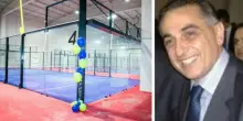 Inciampa durante la partita a padel, cade all'indietro e sbatte la testa contro la struttura che circonda il campo: morto ex sindaco