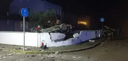 Incidente a Udine, morto un 35enne: lo schianto contro un muro e l'auto ribaltata. Gravissimo il passeggero