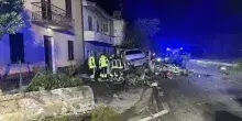 Frosinone, incidente tra due auto nella notte a Ceccano: morti due giovani incastrati tra le lamiere