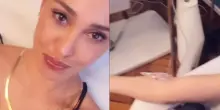 Belen Rodriguez con la flebo sul lettino, la foto a sorpresa: ma non &egrave; come sembra, il trattamento estetico anti-age