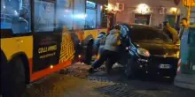 Napoli, auto blocca il passaggio del bus: i passanti la rimuovono sollevandola