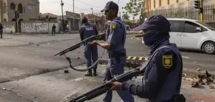 Sudafrica, commando fa strage in un locale e in strada a Johannesburg: 9 morti e 10 feriti