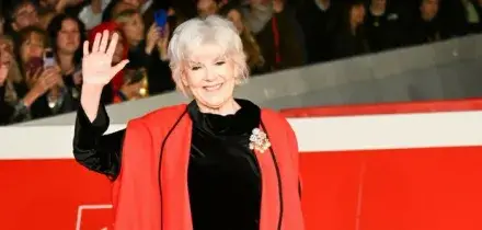 Caterina Caselli: &laquo;Pap&agrave; si &egrave; suicidato quando avevo 14 anni, mamma non voleva che cantassi. Il tumore? Ho avuto una recidiva ma sto bene&raquo;