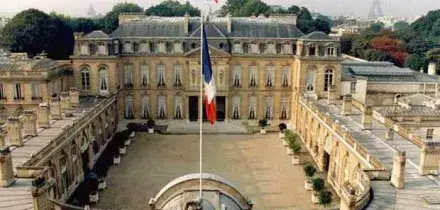 Il maggiordomo dell'Eliseo rubava argenti e porcellane e le vendeva su Vinted: arrestato. Gli oggetti online e quanto valevano