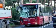 Roma, incidente a Ostia: auto si schianta contro un bus. Morta 27enne, grave l'amica di 26 anni
