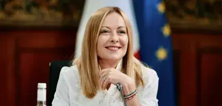 Meloni e il pacco di Natale ai ministri: porcellane Ginori e profumi. E Lollobrigida regala miele made in Italy