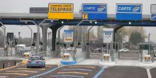 Viaggia gratis in autostrada, pedaggi mai pagati per 2.200 euro: il trucco del biglietto smagnetizzato