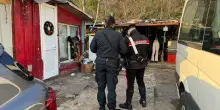 Si fingono carabinieri per rapinare i rom nel loro campo nomadi a Roma: arrestati anche due poliziotti (veri)