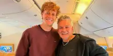 Sinner e Roberto Baggio, l'incontro a sorpresa e la foto sull'aereo di ritorno da Dubai. L'ex calciatore: &laquo;Sempre bello vederti fenomeno&raquo;