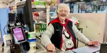 Cassiera del supermercato va in pensione a 86 anni: &laquo;Se trovi un lavoro che ami davvero, non lavori mai&raquo;. La festa dopo l'ultimo turno