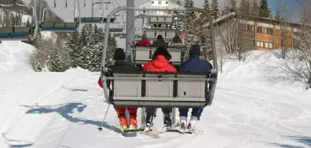 Precipita dalla seggiovia su un blocco di cemento, gravissimo un 32enne: era rimasto impigliato con uno scarpone nella rete sotto il seggiolino