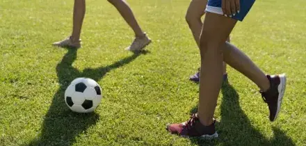 Si scontra con un avversario durante la partita, calciatore va in arresto cardiaco e muore a 15 anni