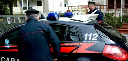 Tenta il suicidio alla vigilia di Natale perch&eacute; sola, i carabinieri la salvano: l'85enne stava per buttarsi dal sesto piano