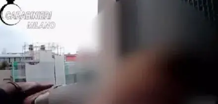 &laquo;Sono sola a Natale&raquo;: anziana aggrappata al cornicione tenta il suicidio dal sesto piano, i carabinieri arrivano e la salvano dal vuoto