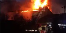 Incendio devasta un agriturismo, due famiglie evacuate all'alba di Santo Stefano: sette intossicati, anche bimba di un anno